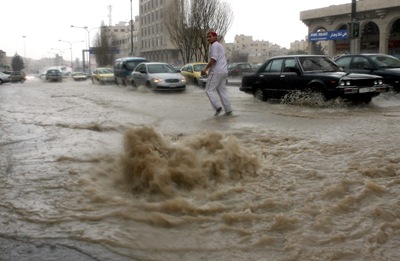 الأمطار تداهم محلات ومنازل ومسجدا في مادبا والبلقاء