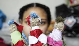 غدير تتخذ من تدوير المخلفات مهنة لها حفاظا على البيئة