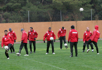 منتخب الكرة يبدأ معسكره الأخير اليوم وبشار يلتحق