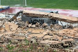 انهيار جدار إستاد البتراء وملعبا الوحدات والأهلي يغرقان