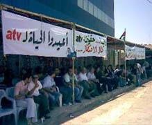 مئات الموظفين في ATV يعتصمون أمام المحطة بعد مفاجئتهم بقرار الفصل