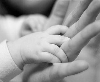 ينتظر تقرير الطب الشرعي منذ 70 يوما..أب يبحث عن حل لغز موت أطفاله الثلاث