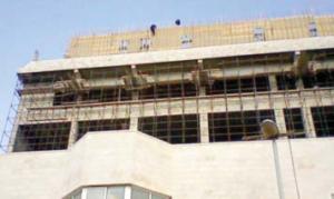 أربعيني يحاول إلقاء نفسه من الطابق السادس لعمارة في اربد