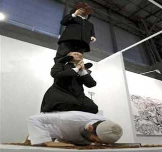 يحمل إساءة بالغة للمسلمين.. مسلم ساجد يعلوه "مسيحي" وحاخام في عمل نحتي