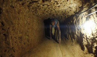 تدمير أكبر نفق لتهريب السيارات بين مصر وغزة