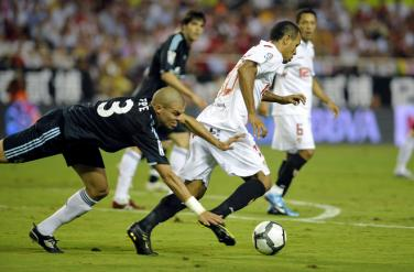 الريال يهزم أشبيلية في مباراة مثيرة ويعتلي صدارة الليغا