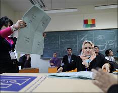 النتائج الأولى تشير لتقدم قائمة إياد علاوي على قائمة المالكي في الانتخابات