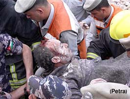 إنقاذ وافد مصري من تحت أنقاض عمارة وادي السير