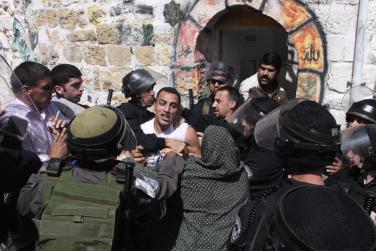 مواجهات قوية في محيط المسجد الأقصى ومنع الفلسطينيين من الصلاة فيه