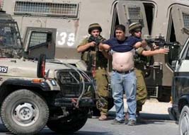 جنود إسرائيليون يجبرون فلسطينيين على خلع ملابسهم بالكامل
