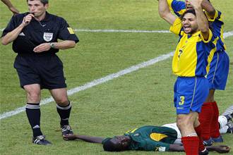 الموت المفاجئ للرياضيين يثير الجدل حول العمر المناسب للعب