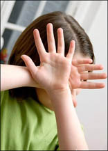 معلمة تمسك شعر طالبة وتسحبها وتضربها في مدرسة بمادبا