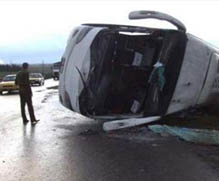 إصابة 26 شخصا في تدهور حافلة على خط اربد عجلون