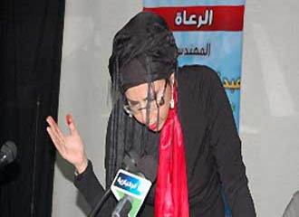 شاعرة سعودية تجرح إصبعها "بموس" وتلعق دمها أثناء إلقائها قصيدة بالقاهرة!!