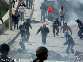 إصابة 38 فلسطينيا واعتقال العشرات بمواجهات القدس