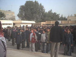 معلم تربية إسلامية يدعو على مديره في الإذاعة المدرسية والطلاب يردون "آمين"