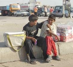 وسط استهتار بحياة المواطنين..مروجو محروقات مهربة ومغشوشة يستغلون الاطفال