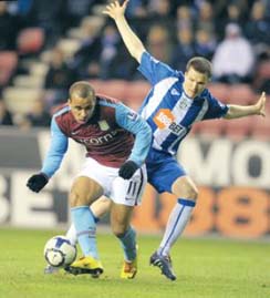 سقوط ويغان أمام استون فيلا