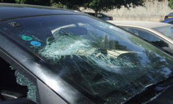 طلاب يعتدون على سيارة مدير الشؤون الإدارية والمالية في تربية السلط