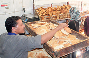 مخابز تتلاعب باستخدام الطحين.. 630 ألف طن مخزون المملكة الاستراتيجي من القمح