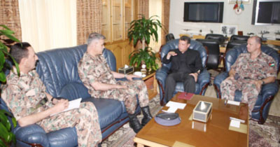 الملك يزور قيادة سلاح الجو الملكي