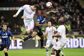 الانتر يفوز ويعزز صدارته لدوري ايطاليا وميلانو يخسر في بارما