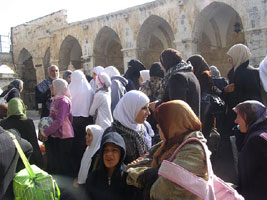 الاحتلال يمنع زوجة عباس من دخول الأقصى ويسمح لوالدة الرئيس الشيشاني