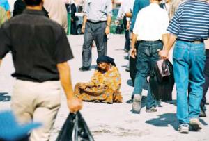 التسول في قاع المدينة .. مكر وخداع .. وصيد لكاميرات السياح الأجانب