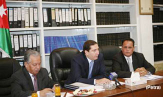 رئيس الوزراء يزور دائرتي الأحوال المدنية والجوازات والأراضي والمساحة