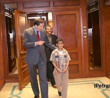 رئيس الوزراء يستقبل الطالب الدويكات في مبنى الرئاسة