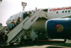 العناية الإلهية تنقذ عشرات الركاب على طائرة بمطار القاهرة اصطدمت بعمود إنارة