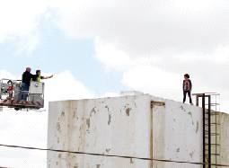 شاب يحاول الانتحار من على أعلى سطح بناية في جبل عمان