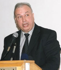 عباس يعفي مدير مكتبه من منصبه ويتخذ إجراءات قانونية ضد شبانه