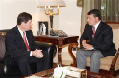 الملك يستقبل الرئيس والمدير التنفيذي لشركة (أيه إي أس)