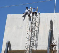 شاب يفر من الأمن بعد عدوله عن الانتحار من فوق برج للاتصالات