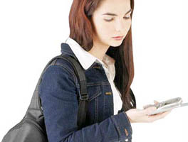 التربية تحظر عليهم استخدامه : الموبايل .. رفيق طلبـة المدارس الدائم