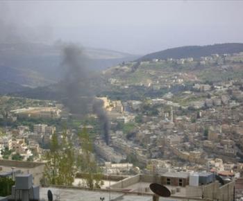 تصاعد دخان كثيف من وسط السلط التجاري وأنباء عن وجود اصابات