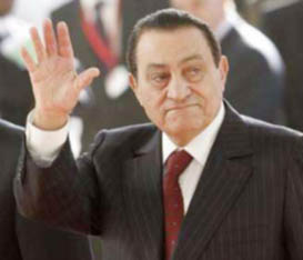 مبارك يعود للقاهرة وسط أنباء عن تعيين نائب له وتغيير حكومة نظيف