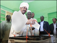 السودانيون يواصلون الإدلاء بأصواتهم في الانتخابات