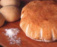 ضبط محاولة "ناقل" تهريب 11 طن من الطحين المدعوم