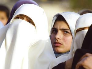 لمواكبة الاتفاقيات الدولية..الجزائر تجبر النساء على خلع الحجاب!!