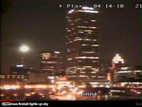 كرة نارية غامضة تنفجر في سماء ولايات الغرب الأوسط