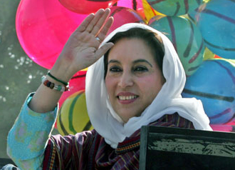 تقرير يتهم سلطات باكستان بتجاهل تحذيرات سعودية وإماراتية حول اغتيال بوتو