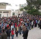 طلاب مدرسة يخلعون ملابسهم امام طالبات مدرسة إناث في عوجان