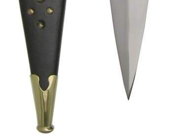 الوالد طعن ابنته بـالسيف 25 مرة