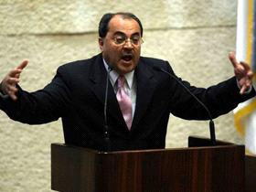 إنزال نائب عربي من فوق منصة الكنيست بالقوة