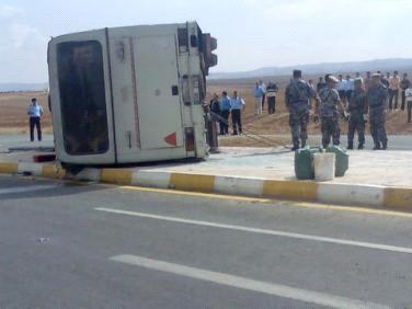 25 اصابة اثر تدهور حافلة على طريق جابر