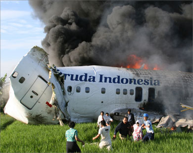 نجاة طفل ومقتل 104 ركاب في تحطم طائرة ليبية (تحديث)