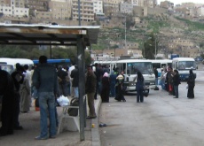 الحكومة تدرس إعفاء طلبة الجامعات بنسبة 50% من أجور النقل العام