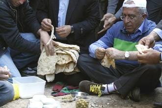 سلام فياض.. أقوى المرشحين لخلافة عباس ومصدر قلق لـ"فتح"